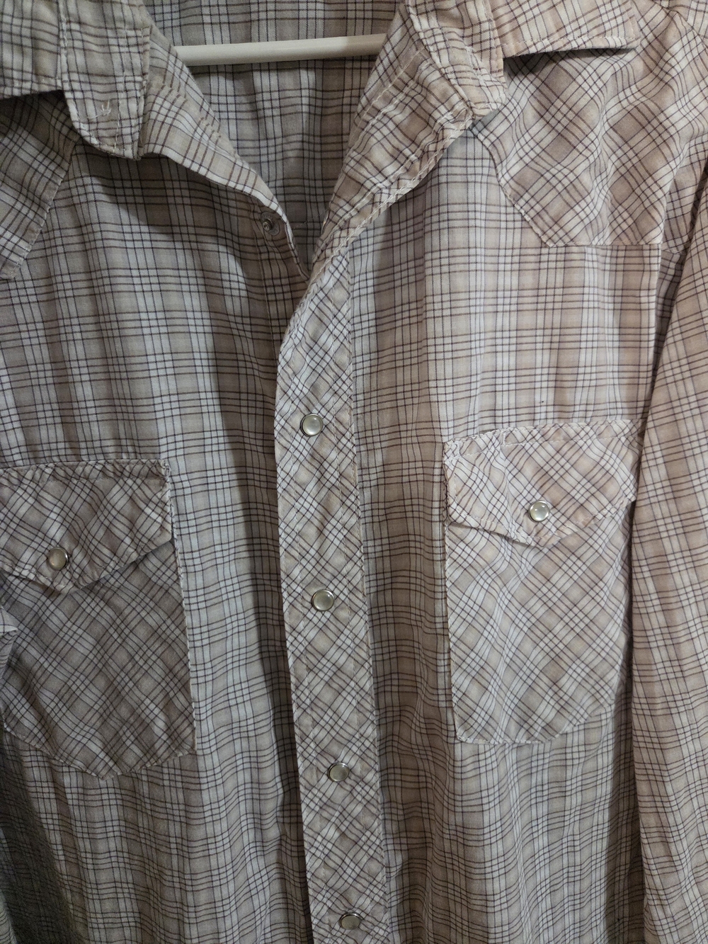 Wrangler Men's Plaid Button-Down Shirt in Light Beige and Brown